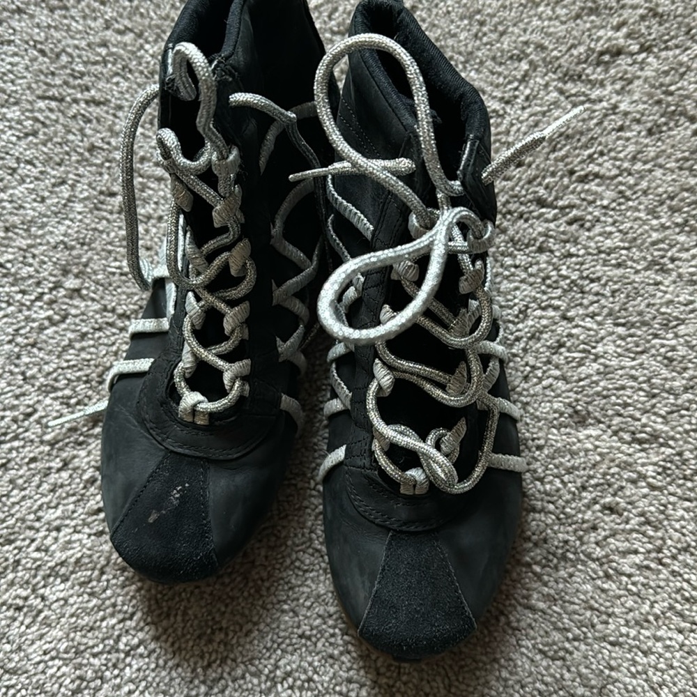 Diesel girls sneakers.